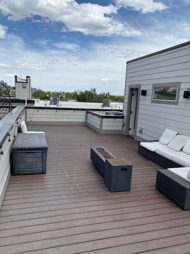 Building Photo - Gorgeous, Modern 3 Bedroom 4 Bathroom Townhouse Near Sloan's Lake