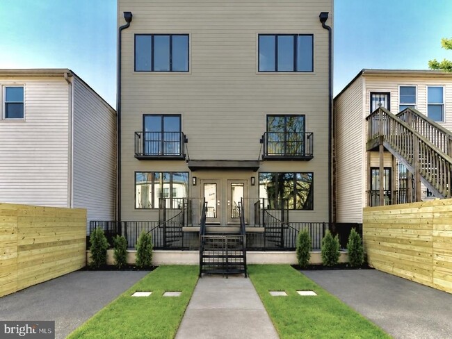 Building Photo - 1612 Isherwood St NE
