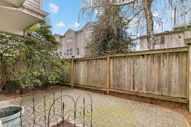 Building Photo - 2bd/1.5ba Seattle Townhouse