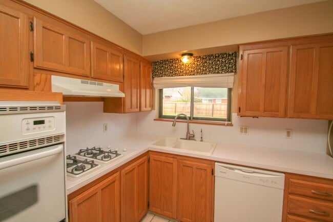 Building Photo - 2 Bed | 2 Bath in South Tulsa!