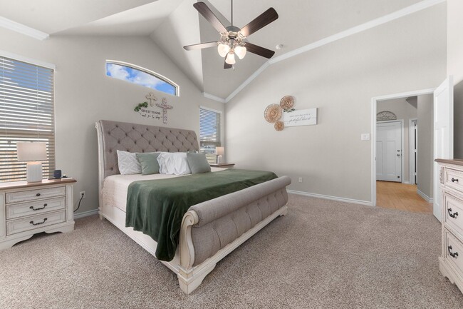 Building Photo - Upscale Living!
