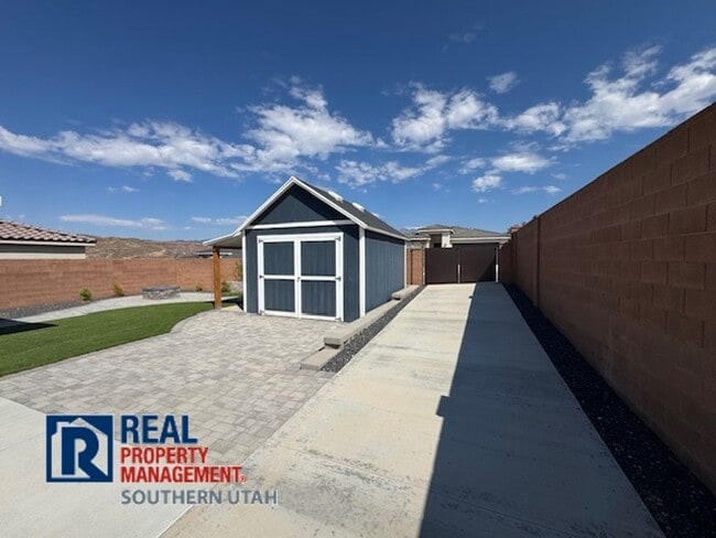 Building Photo - Home with great yard in Hurricane