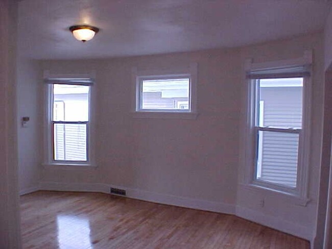 Building Photo - 219 E Mifflin St