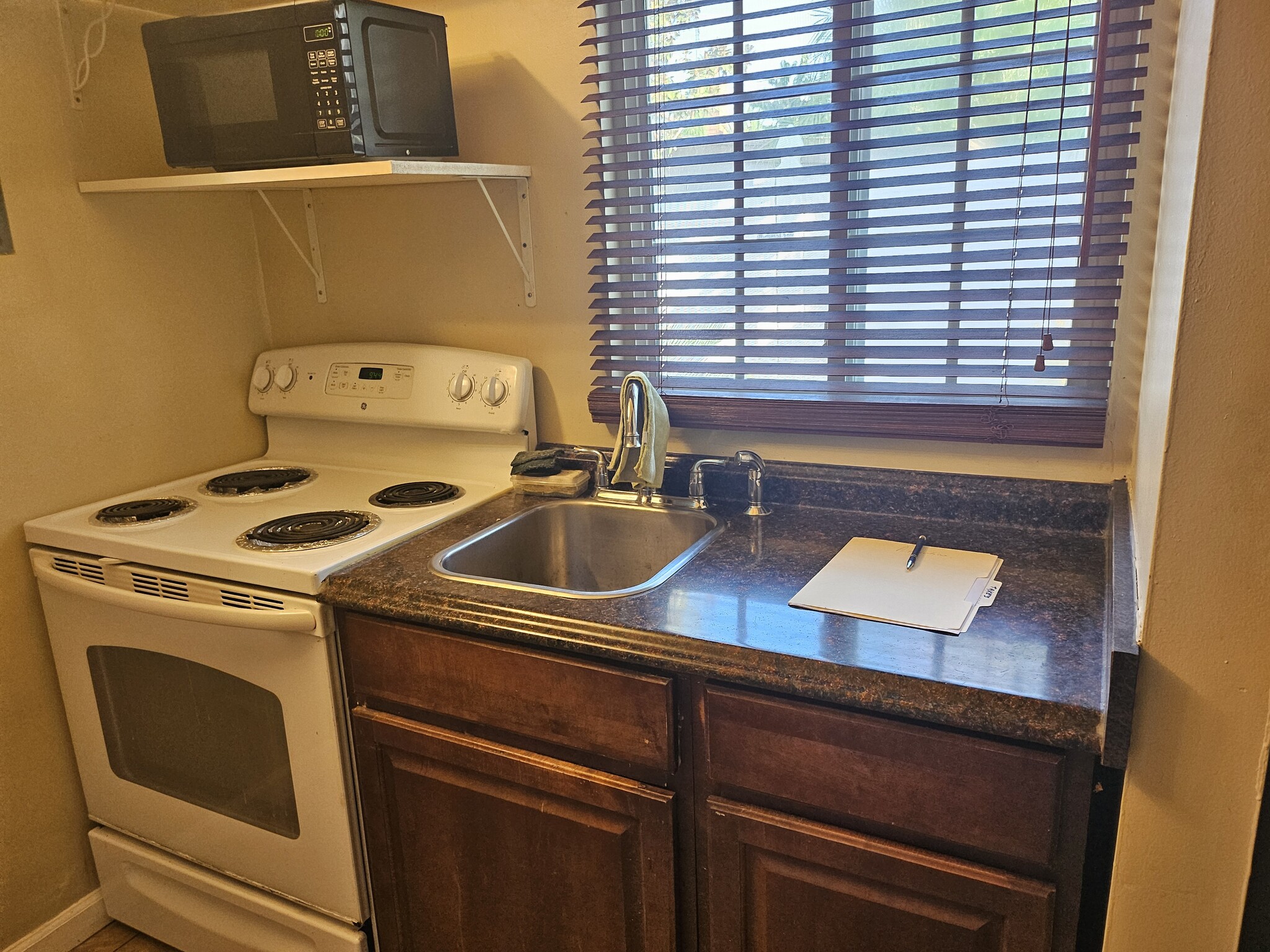 Stove sink window micro - 24036 Gemwood Dr