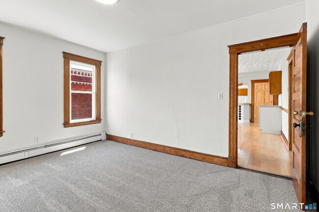 Building Photo - 126 Booth St
