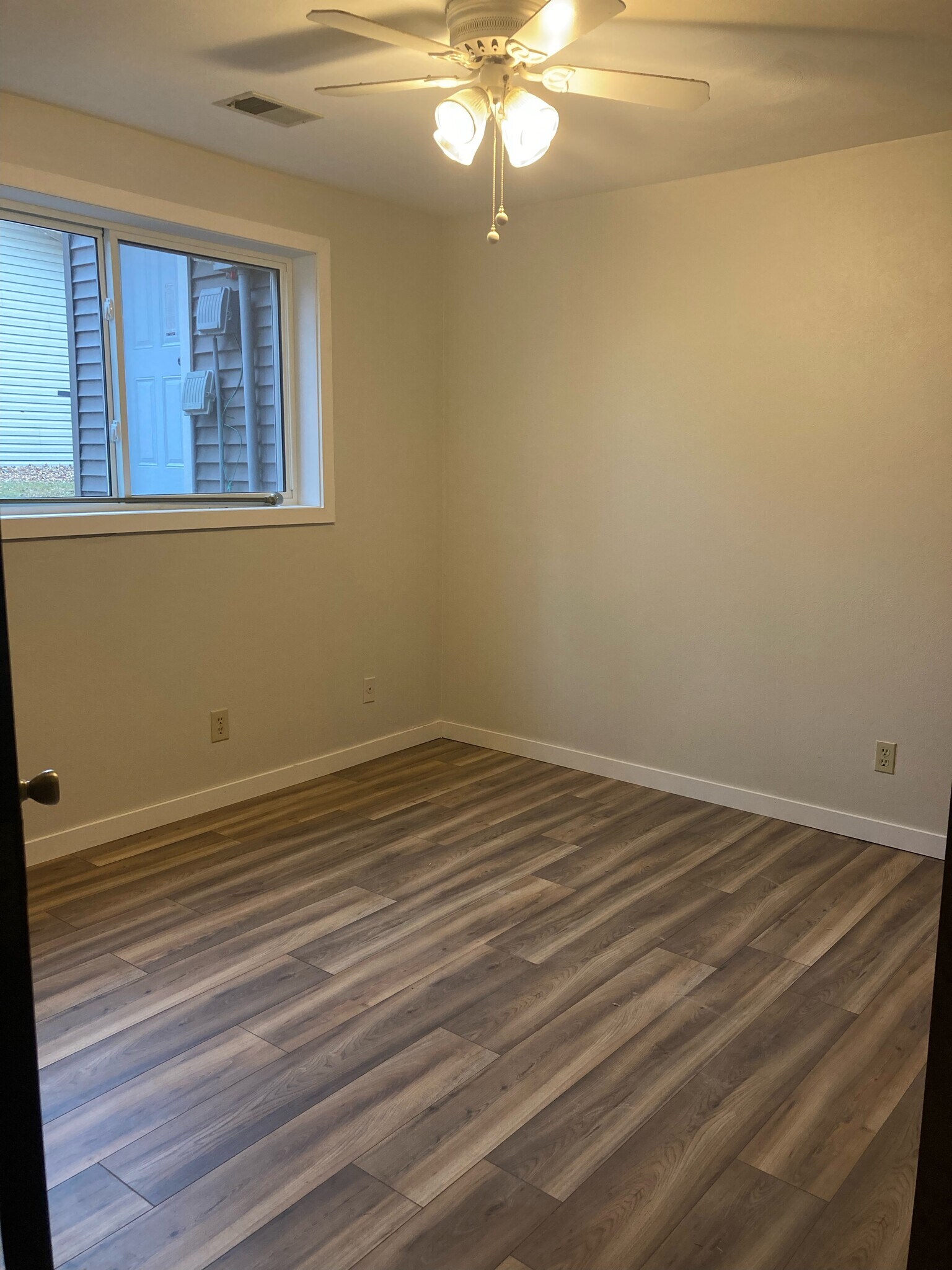 Building Photo - 323 Allan Ave