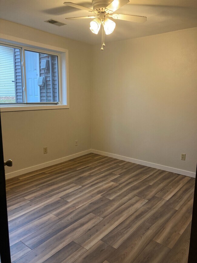 Building Photo - 323 Allan Ave