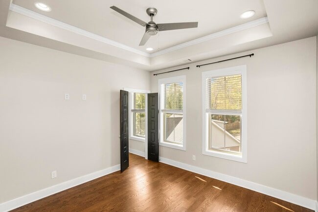 Building Photo - 942 Riverside Dr