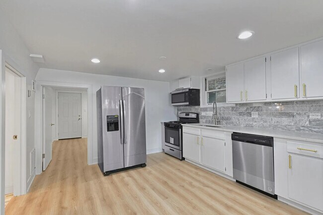Building Photo - 2735 N Mozart St