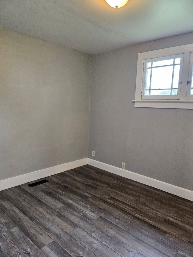 Building Photo - 2 bed house