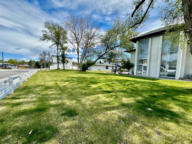 Building Photo - Renovated Apartment in Murray!