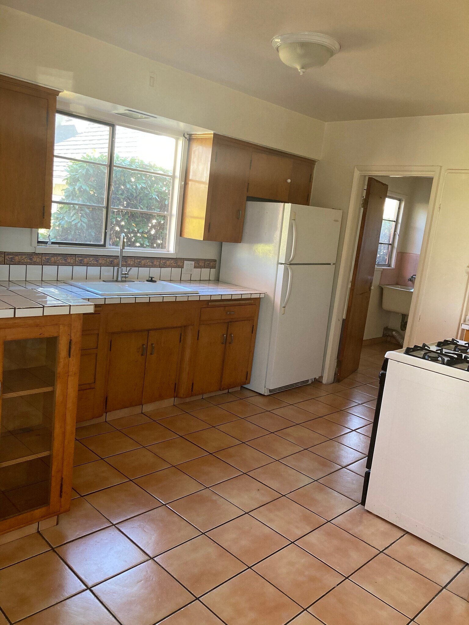 Kitchen - 1242 S Point View St