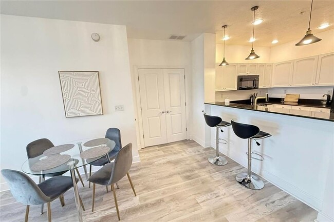 Building Photo - 628 Cleveland St