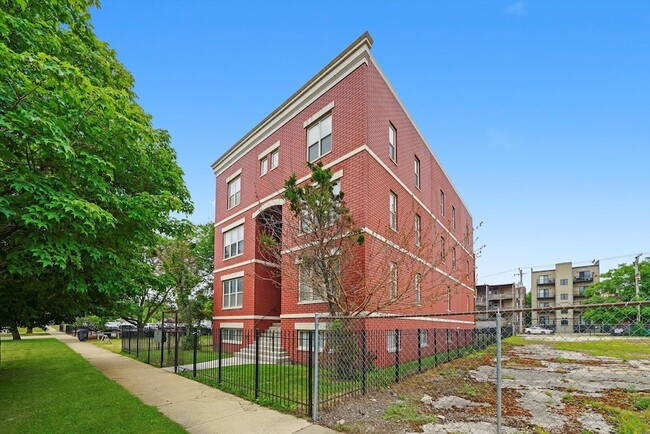 Building Photo - 6220 S Kenwood Ave