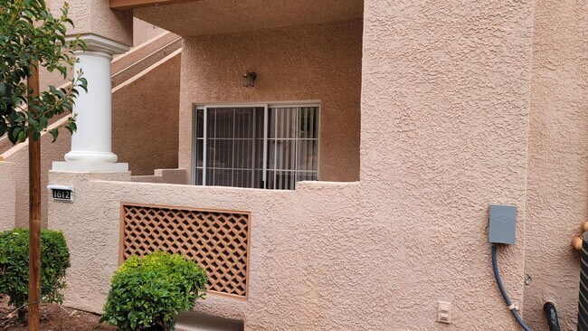 Building Photo - Fabulous First Floor Condo!