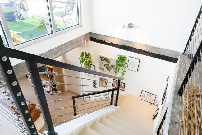 Balcony Spare room Office - 555 Berrien St