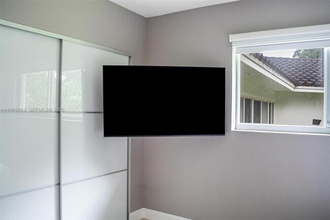 Building Photo - 1019 NE 115th St