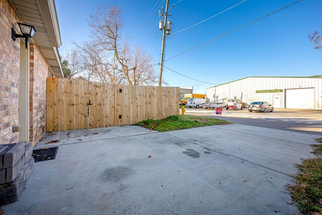 Building Photo - 3 Bedroom 2 Bath Home Biloxi