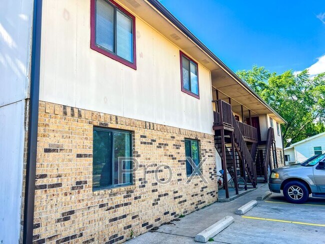 Building Photo - 1045 S Happy Hollow Rd