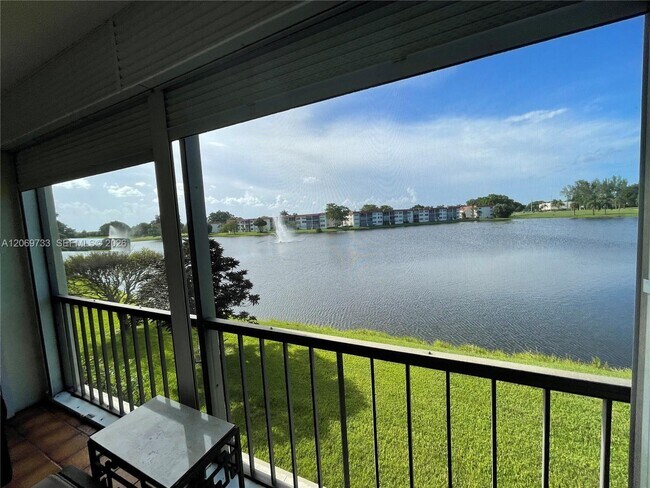 Building Photo - 9423 S Hollybrook Lake Dr
