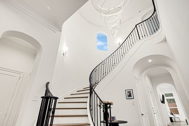 Building Photo - 2706 Tudor Manor