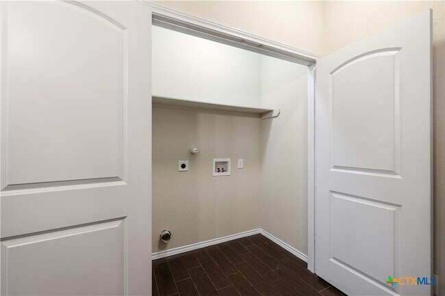 Building Photo - 290 Rosalie Dr