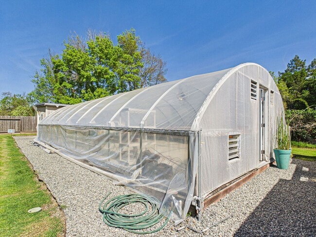 Building Photo - 2 bed 1 bath - Beautiful Outdoor Living