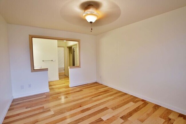 Building Photo - 3 Bedroom, 2.5 Bath Townhome