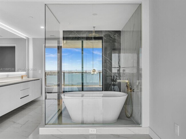 Building Photo - 700 NE 24th St