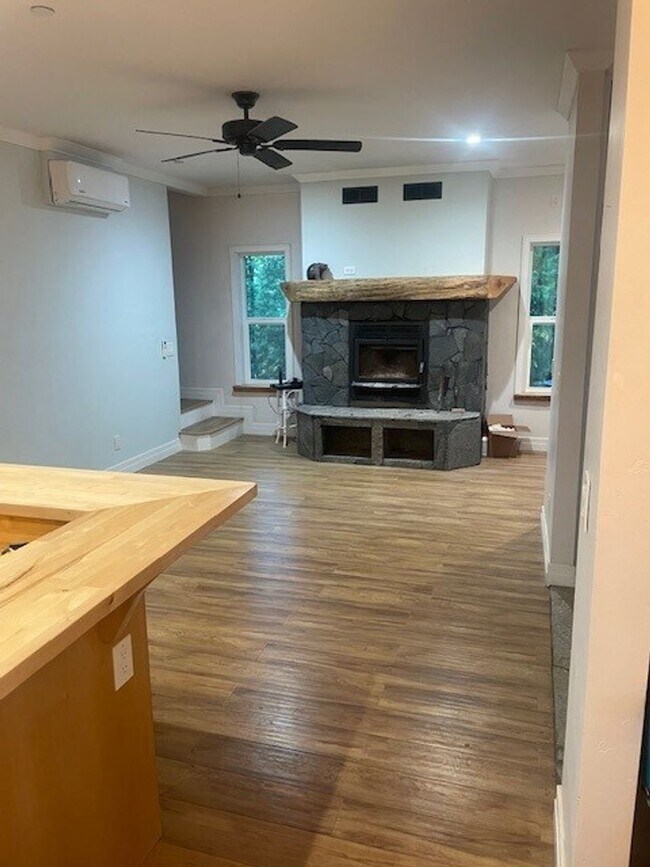 Building Photo - Rural, private 2-story Home