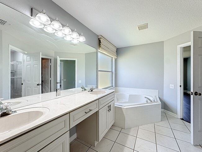 Building Photo - 3235 Falcon Point Dr