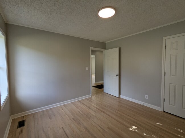 Building Photo - 272 Victory Dr