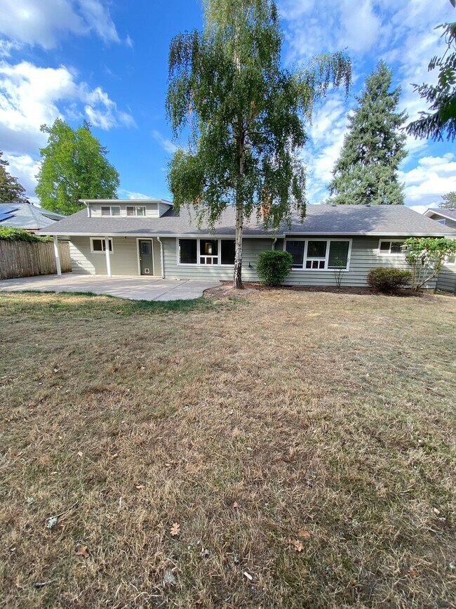 Building Photo - Stylish & Spacious 3-Bedroom Home in SE Sa...