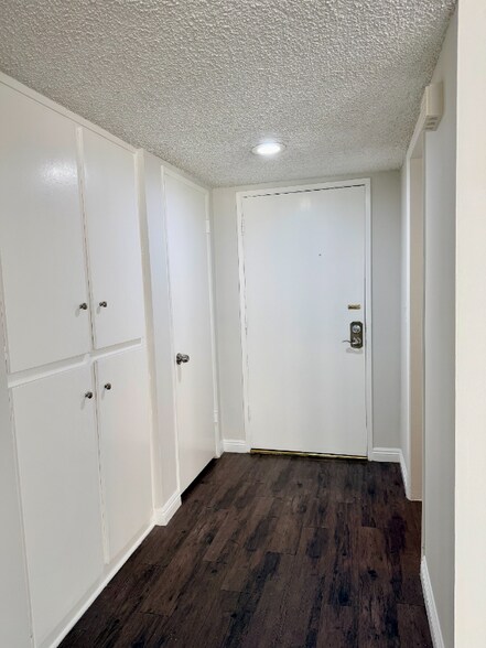 Building Photo - 17440 Burbank Blvd