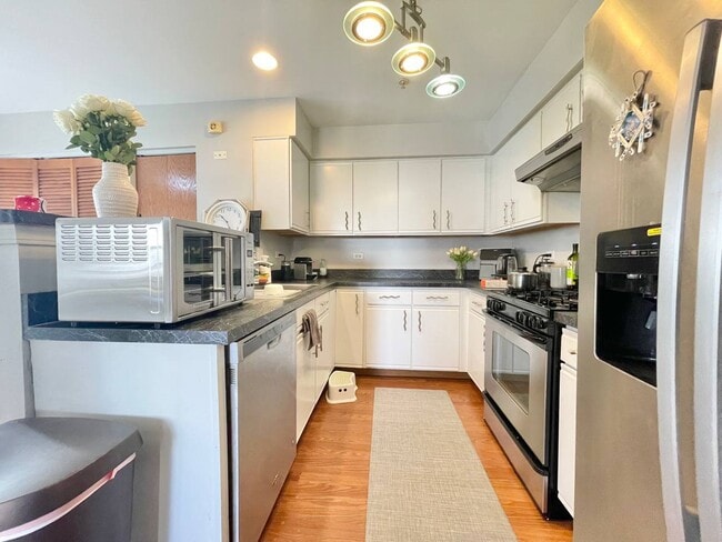 Building Photo - 2565 Dickens Ct