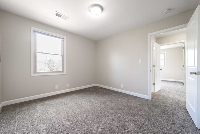 Building Photo - Look and Lease Special! $200 off rent!!!