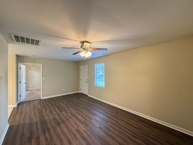 Building Photo - 290 Janet Ave