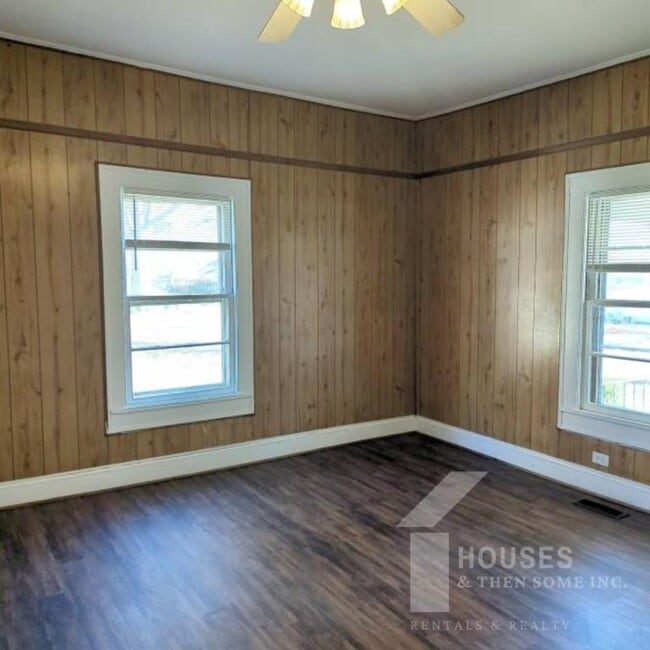 Building Photo - 18 21st St