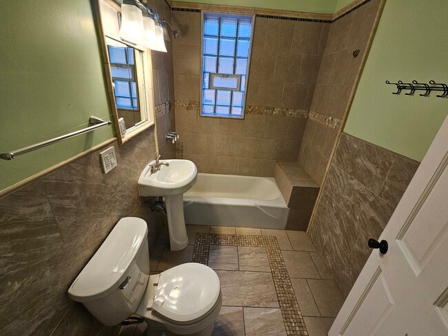 Building Photo - 639 N St Louis Ave