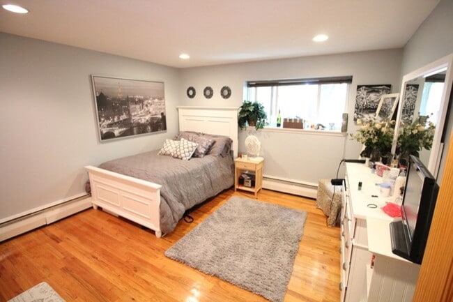 Building Photo - 2 BED WITH PARKING AND LAUNDRY IN UNIT ON THE ALLSTON/BRIGHTON/BROOKLINE LINE