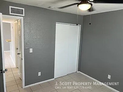 Building Photo - 525 E Peppertree Ave