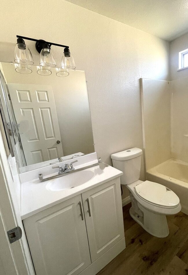 Building Photo - Recently Renovated and Move In Ready!