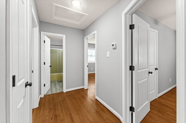 Building Photo - 104 N Oak Ave