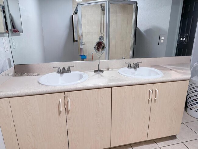 Building Photo - 2801 Riverside Dr