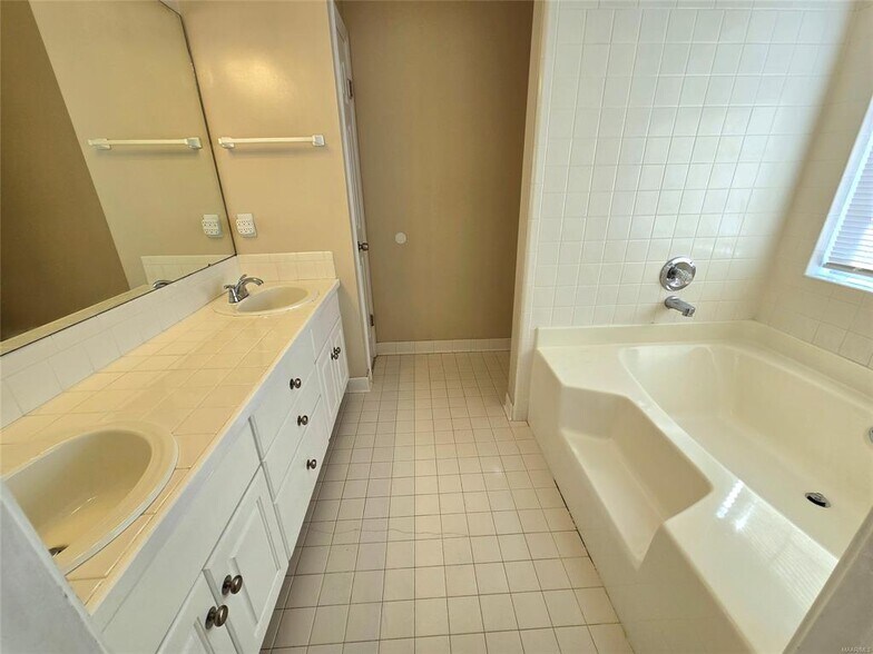 Building Photo - 5825 Portsmouth Dr