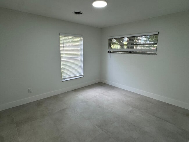 Building Photo - 3 Bedroom , 2 Bath home with office!