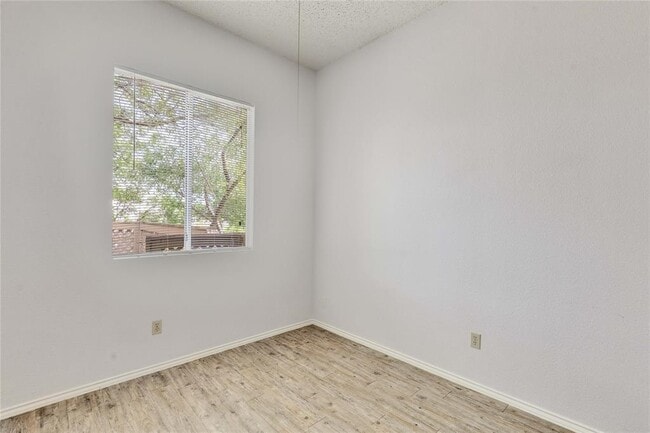 Building Photo - 2103 Castle View Dr