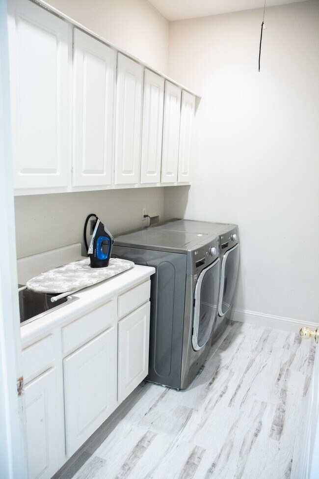 Building Photo - 3039 Bonnebridge Way Blvd