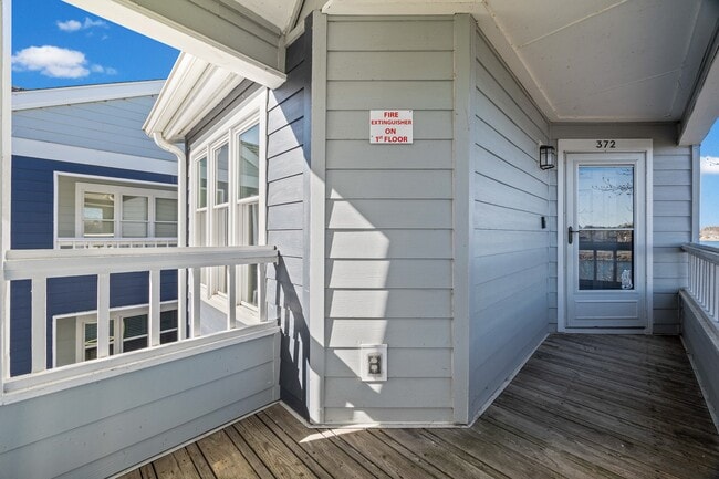 Building Photo - 372 Northwest Dr