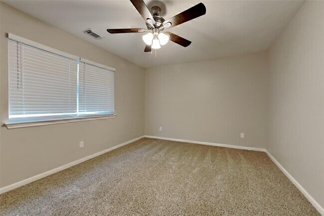 Building Photo - 1315 Forest Hollow Dr